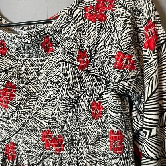 J.Jill Black & White Blouse Top Red Flowers Shirred Upper Flowy size small - Picture 6 of 8